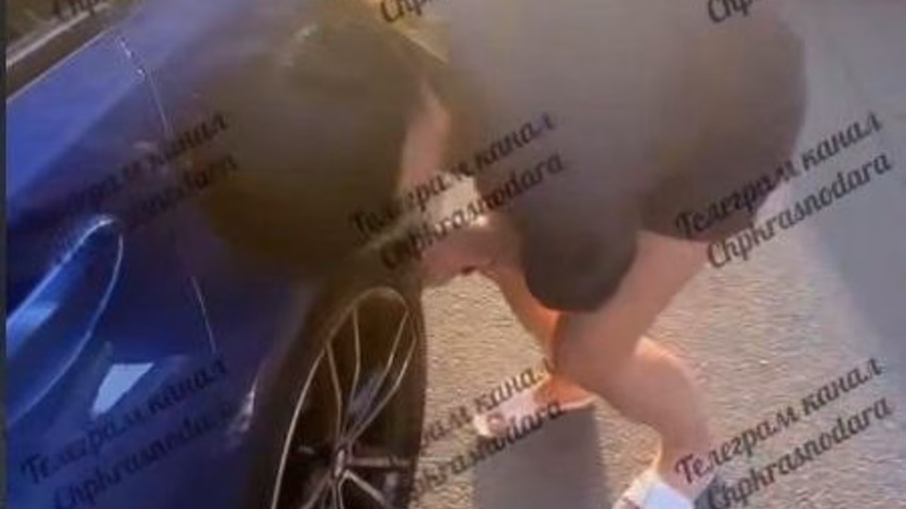 В Краснодаре женщина проколола колесо мешавшей машины