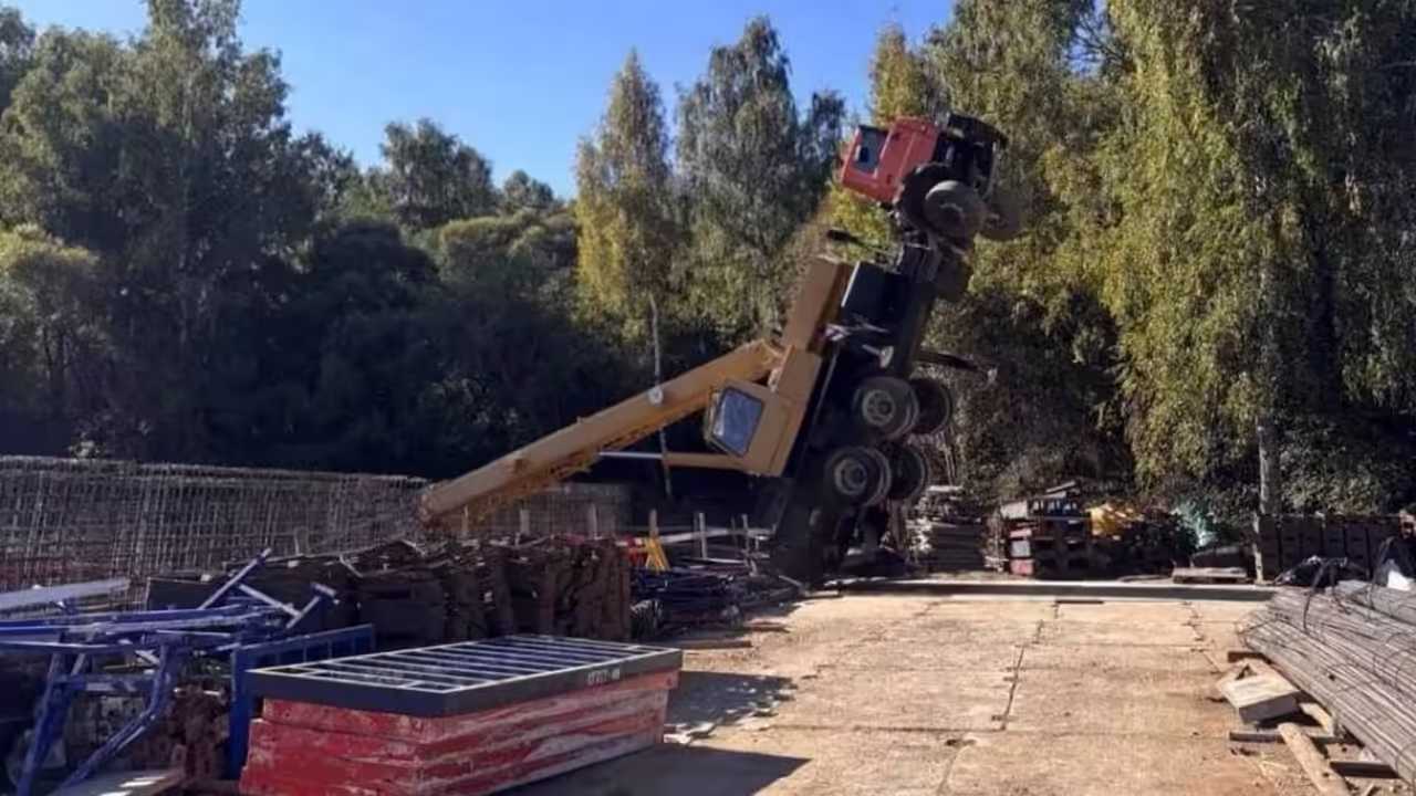 В Троицке на стройплощадке грузовик повис на автокране