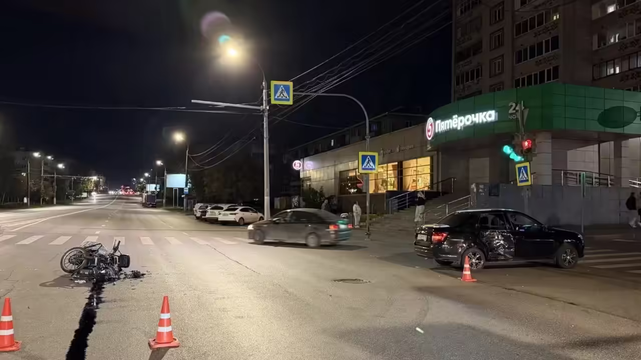 Водитель мопеда врезался в «Ладу Гранту» на улице Удмуртской в Ижевске