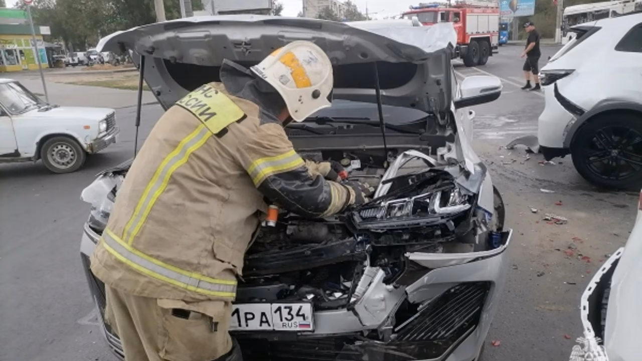 На место столкновения 4 автомобилей в Волгограде выезжали 6 спасателей