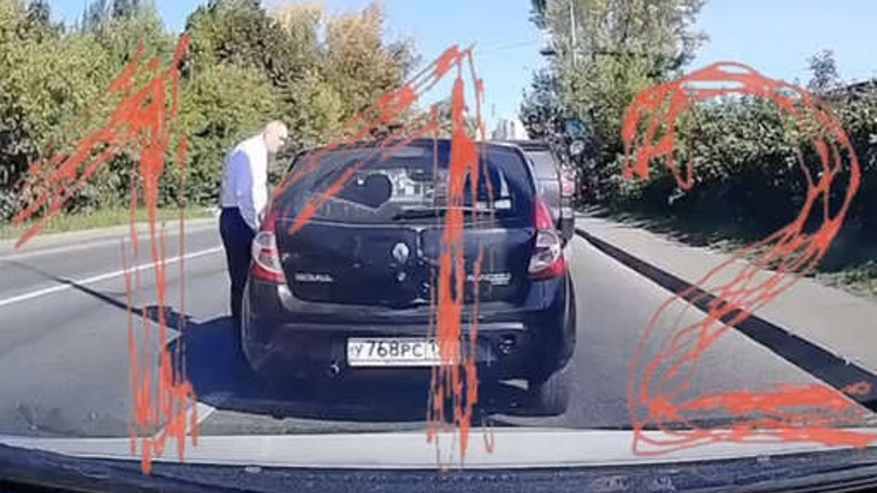 В Москве на видео попало, как водитель напал на женщину из-за конфликта на дороге