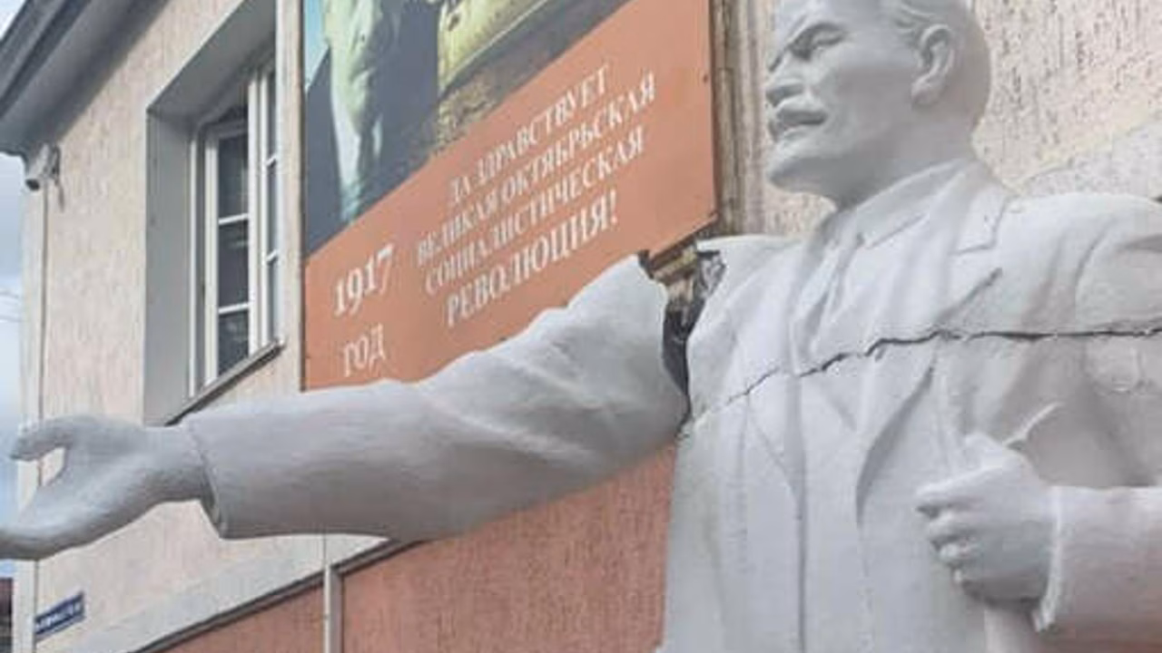 Mash: грузовик врезался в памятник Ленину в Кургане