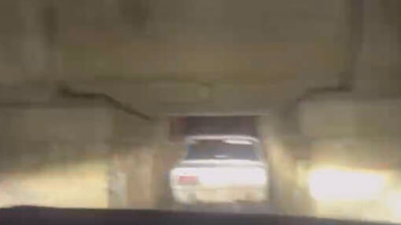 На Алтае водитель Жигулей уехал от ДПС через узкий тоннель и попал на видео