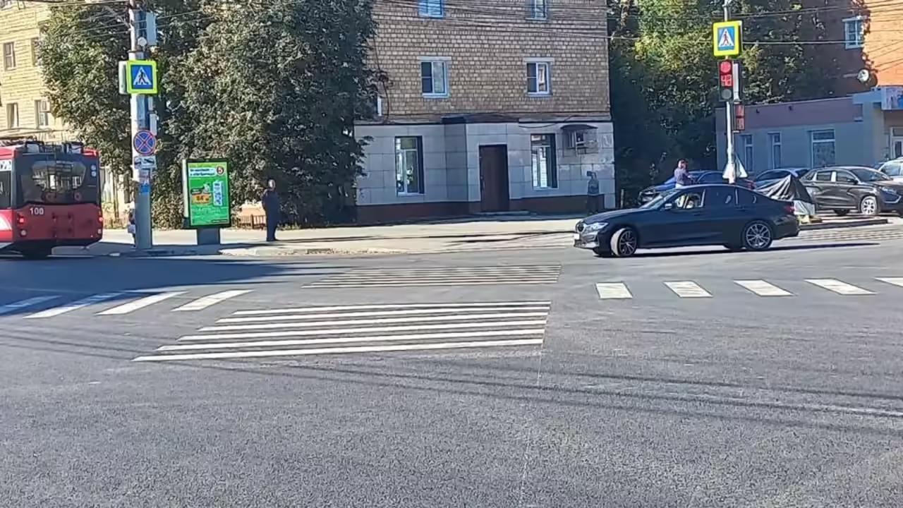 На пересечении Красноармейского проспекте и улицы Фрунзе обновили разметку