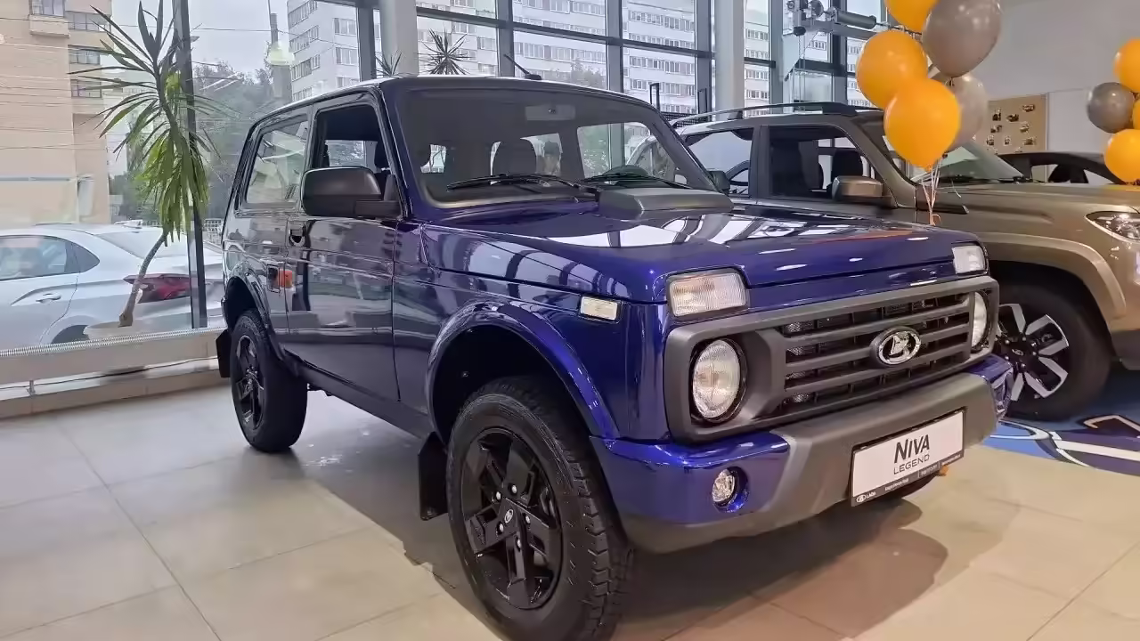 Новая Niva Legend: смотрим, что за машины привезли дилерам