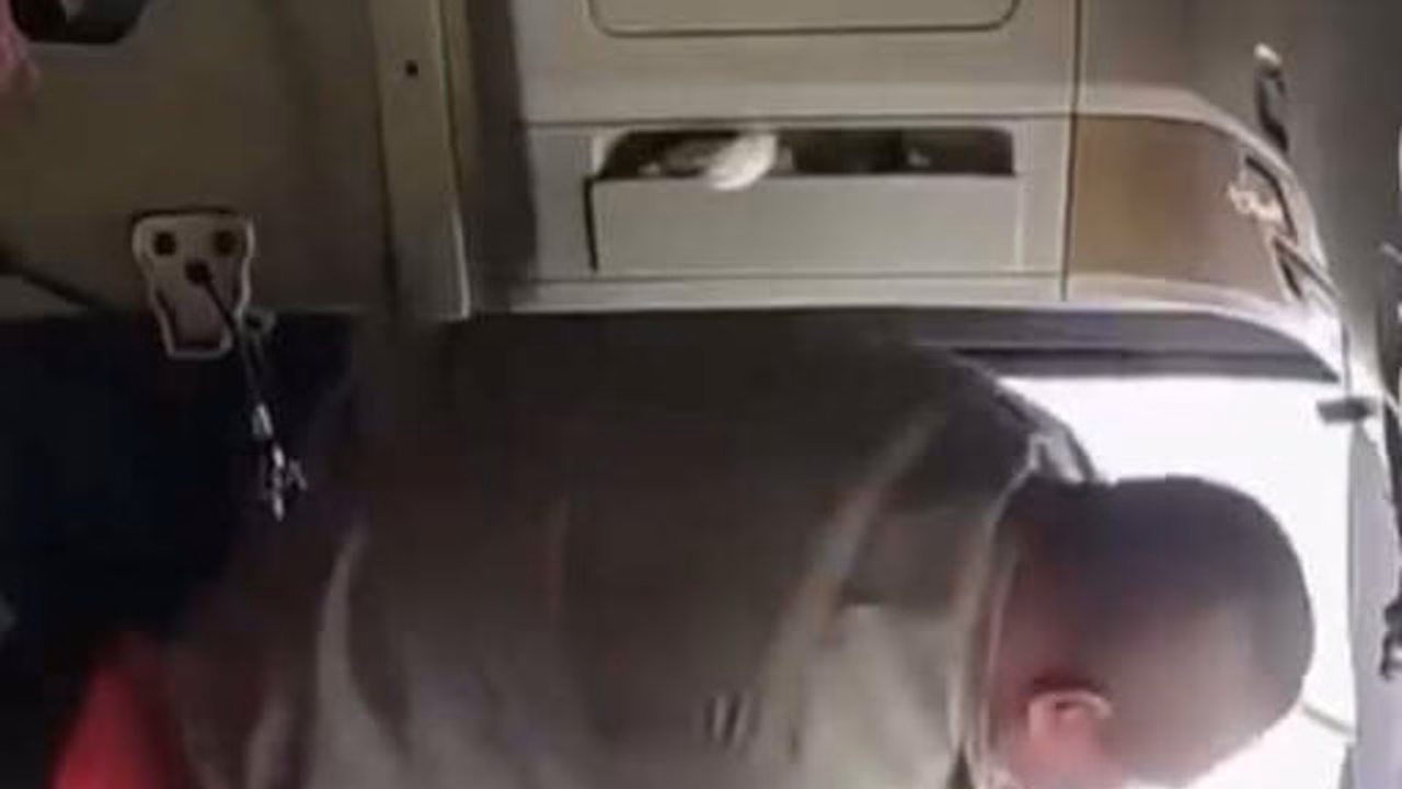 В Польше на видео попал дальнобойщик, застрявший ногой в руле