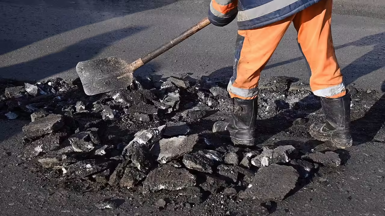 Власти Сочи заплатят водителю сотни тысяч рублей за повреждения машины на мосту