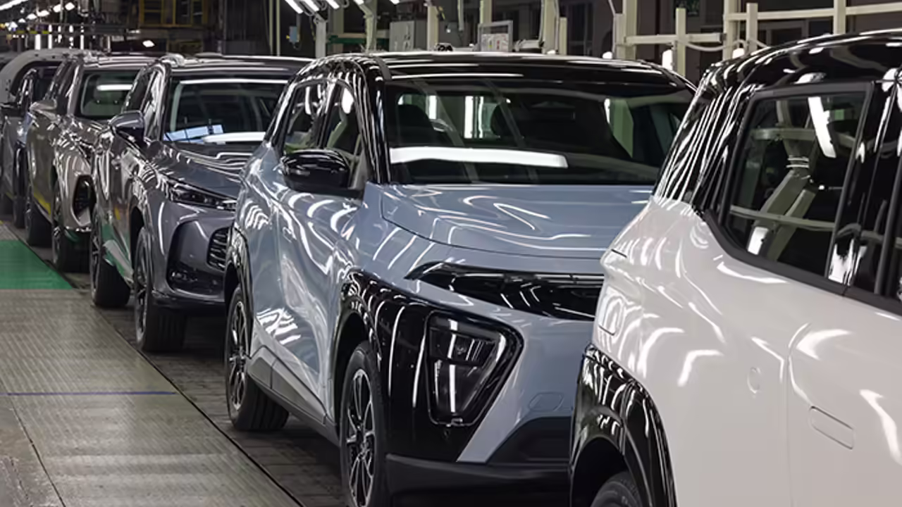 Завод «Москвич» начал массовый выпуск электромобилей «Атом».