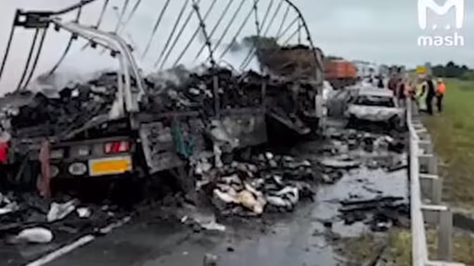 Пожар после ДТП под Самарой уничтожил четыре машины и возник из-за канистр с бензином