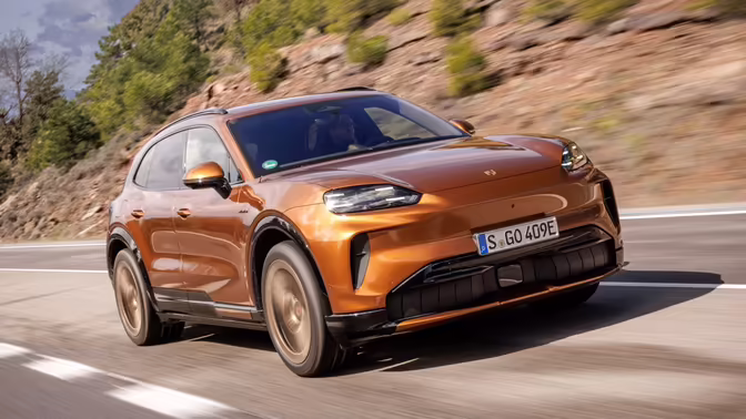 Обновки для Porsche Cayenne Electric: аудиомассаж, электродвери и зарядка без розетки