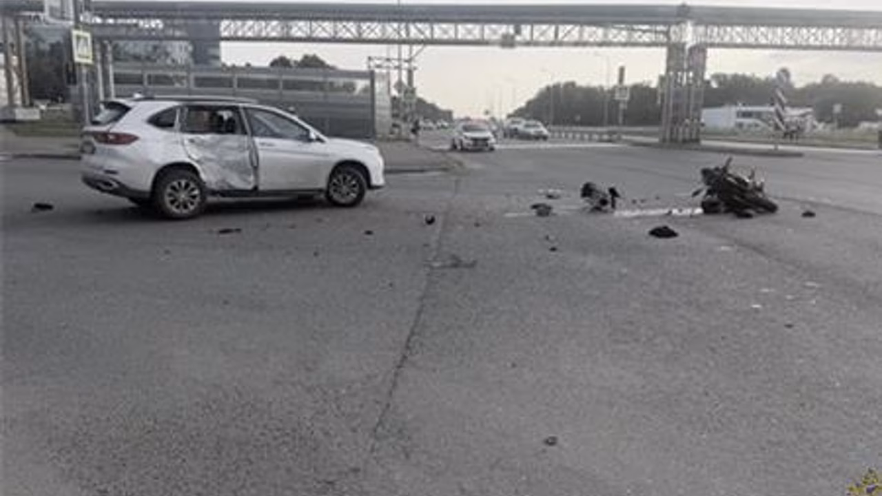 Водитель и пассажир мотоцикла попали в больницу после ДТП в Красноглинском районе