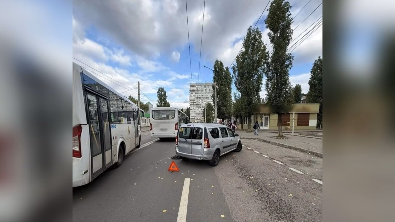 В Воронеже легковушка врезалась в автобус, пострадал ребёнок