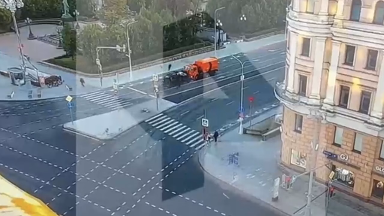 В центре Москвы легковушка влетела в грузовик, пострадали четыре человека