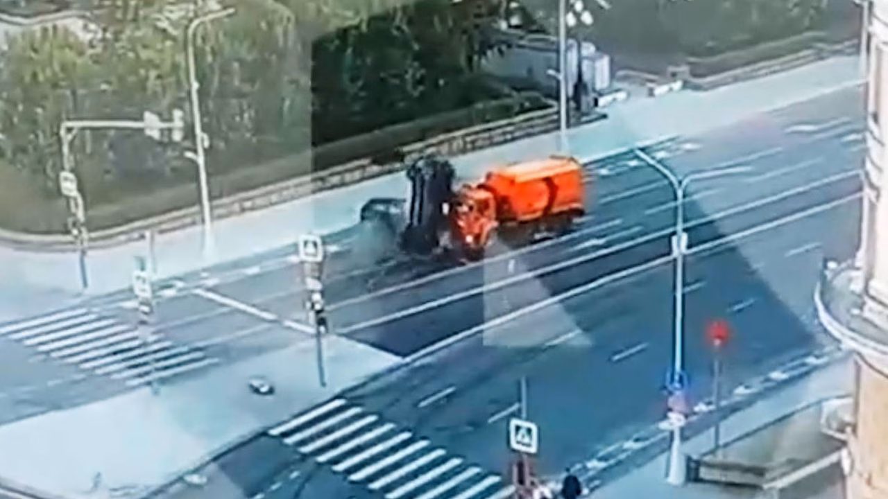 Легковушка приземлилась на грузовик после аварии в Москве