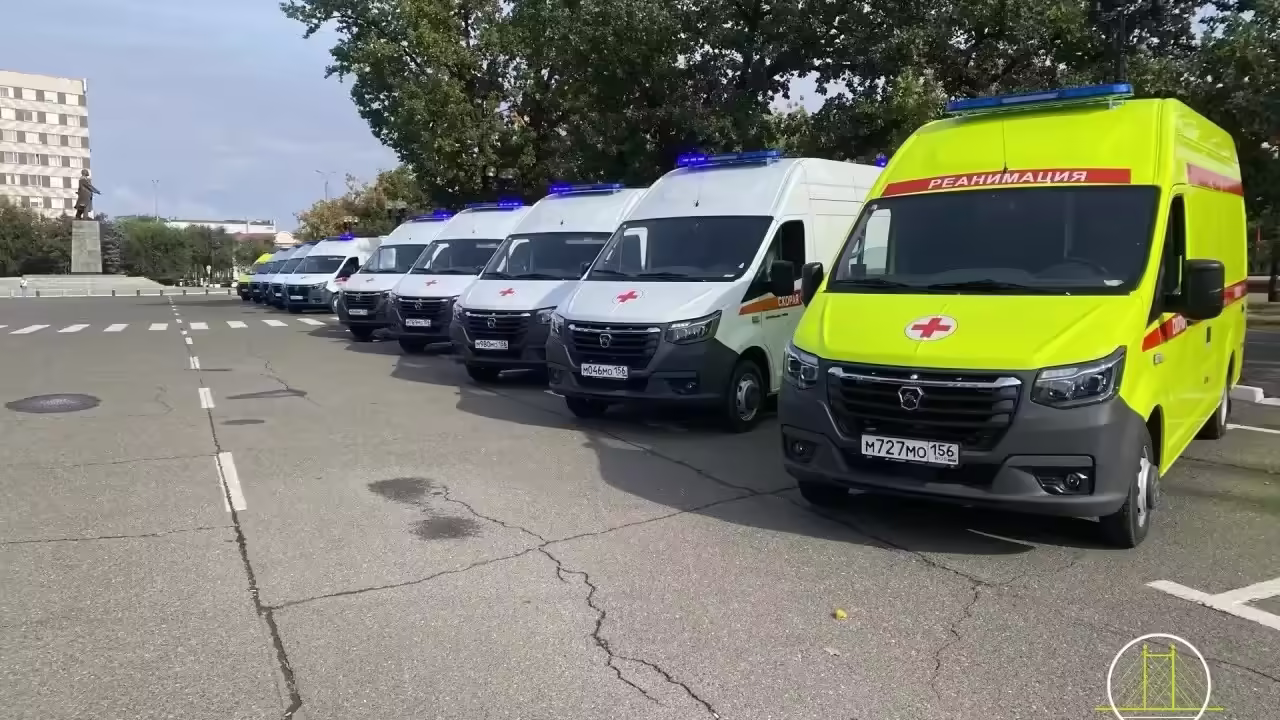 Оренбургские «скоряки» получили новые автомобили скорой помощи и награды