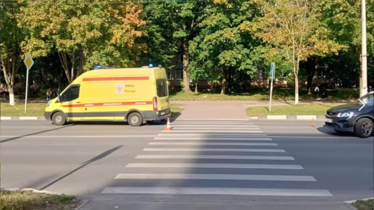 Подросток попал под машину скорой помощи