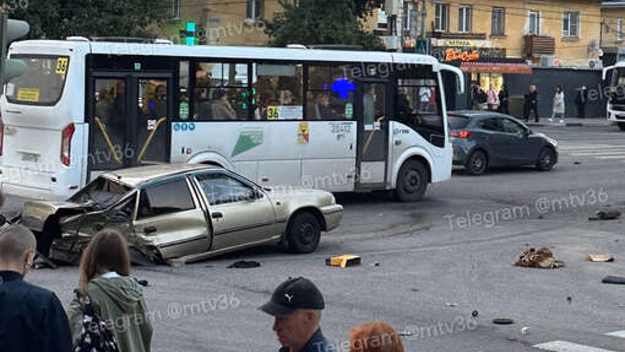 В Воронеже автомобиль разорвало после ДТП