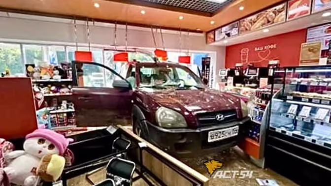 Красный кроссовер Hyundai Tucson въехал в кафе на территории АЗС в Новосибирске