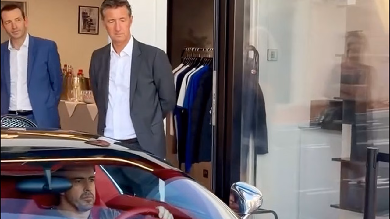 Фернандо Алонсо пополнил коллекцию машин редким Bugatti