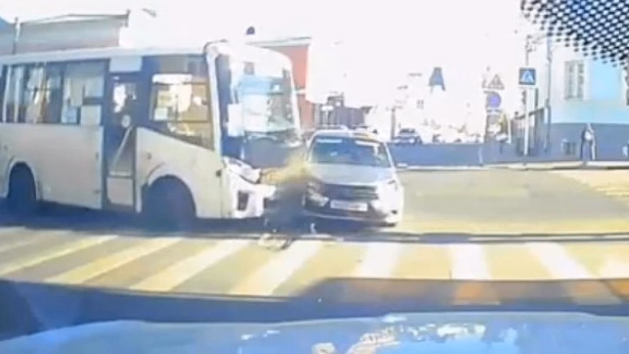 В Рязани столкнулись легковушка и автобус, есть пострадавший