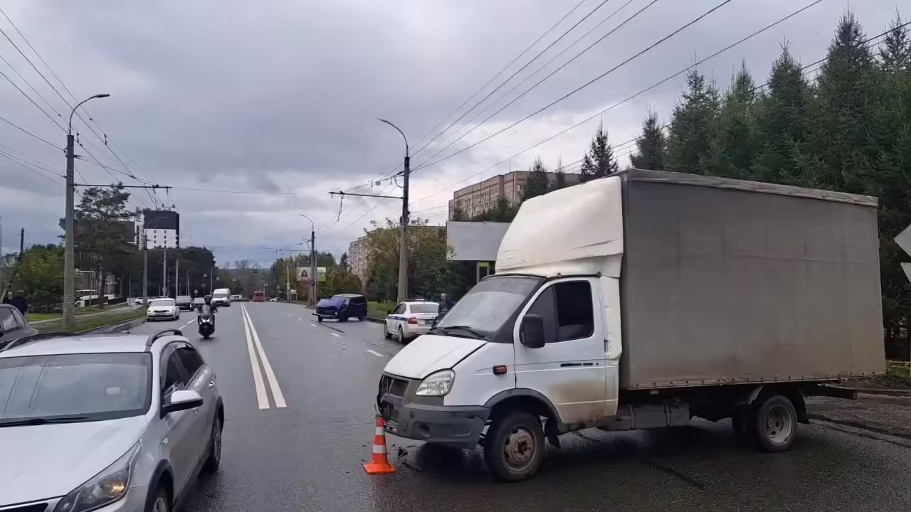 Женщина-водитель пострадала в аварии на улице Олега Кошевого в Ижевске