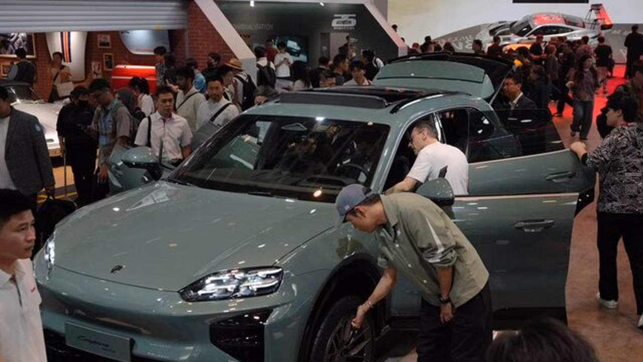 Электрокар Porsche Cayenne оснастили функцией беспроводной зарядки