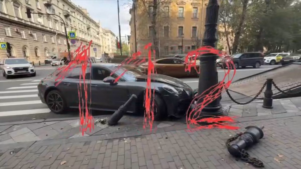 «112»: Porsche жены миллиардера Войтенкова врезался в столб в центре Петербурга