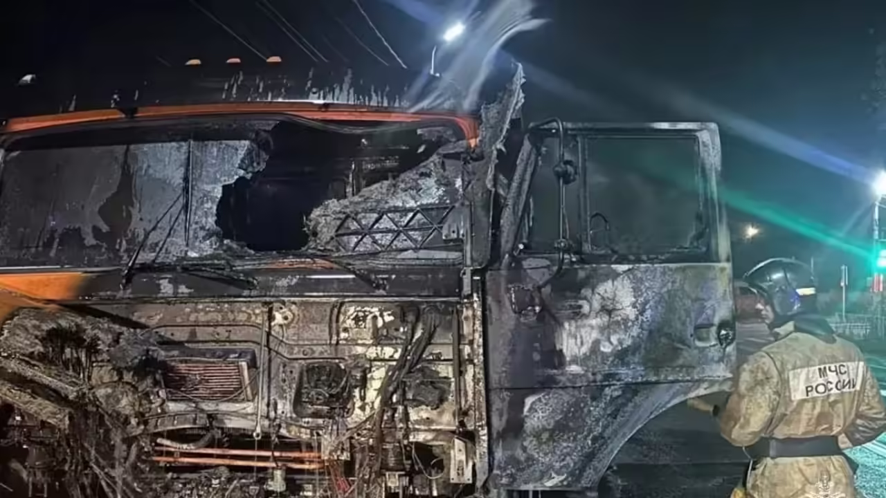В Орле на ходу загорелся грузовик КАМАЗ