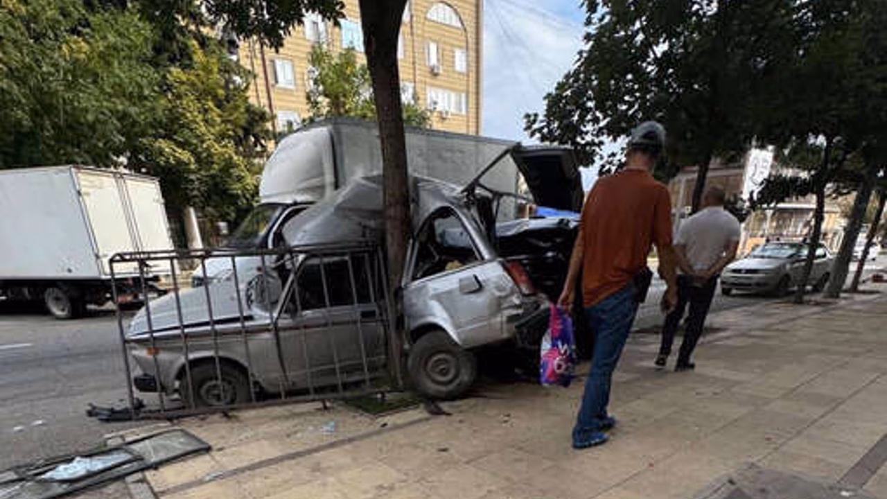 В Дагестане на камеру сняли согнутую вдвое машину после аварии