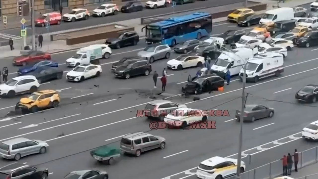 Восемь машин столкнулись в Москве