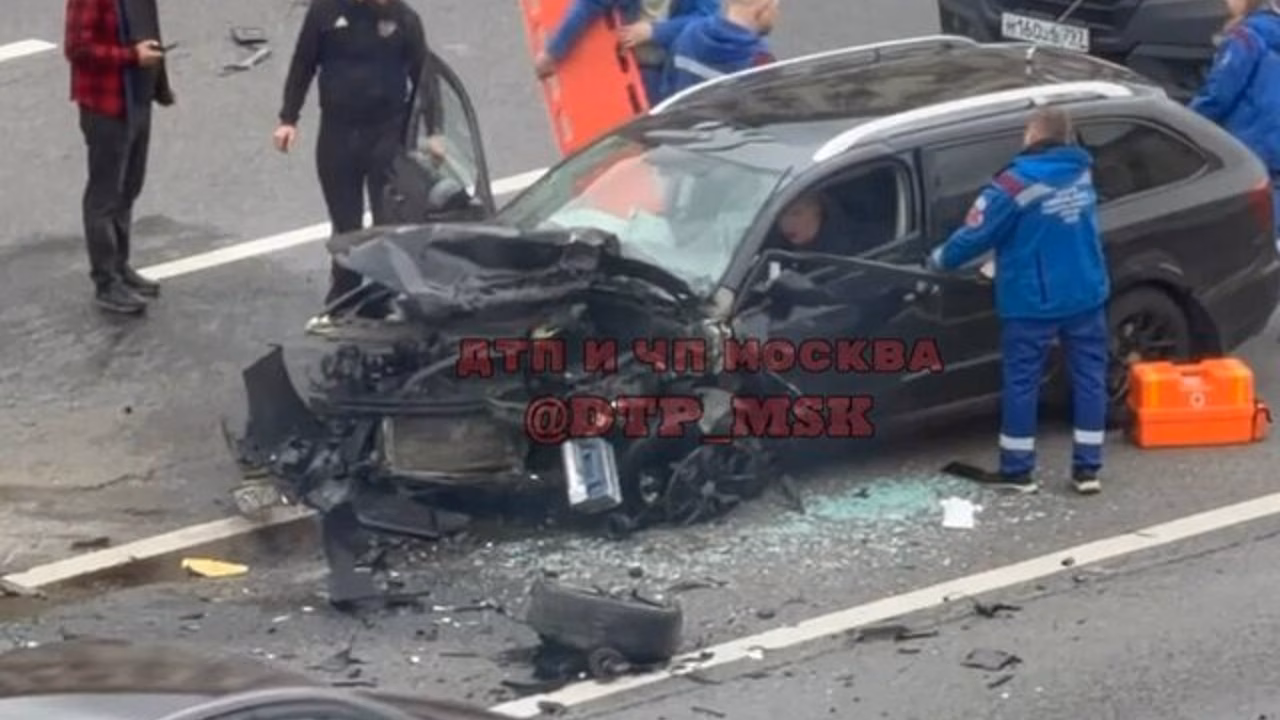 Причиной массового ДТП на Кутузовском проспекте стал выезд авто на встречную полосу
