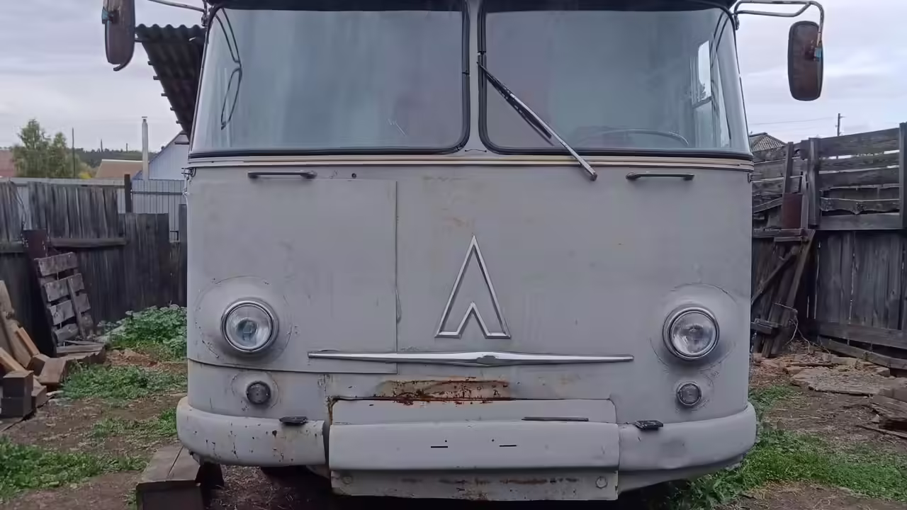 Самоходную пасеку из раритетного автобуса ЛАЗ выставили на продажу в Сибири