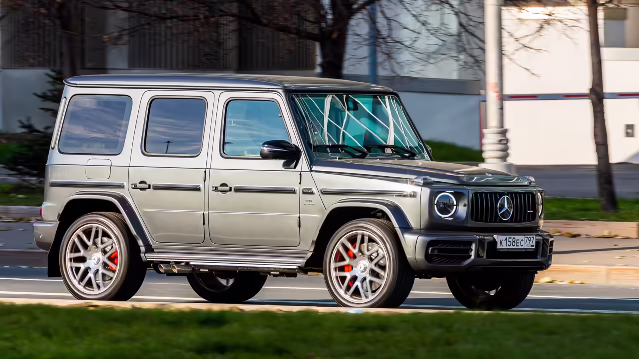 В Москве приставы арестовали Mercedes-AMG G 63 и Rolls-Royce Phantom за долги по парковке
