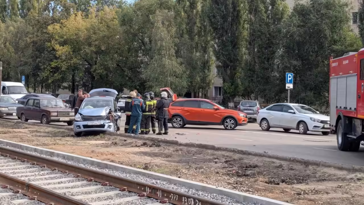 В Липецке на улице Циолковского образовался затор после ДТП