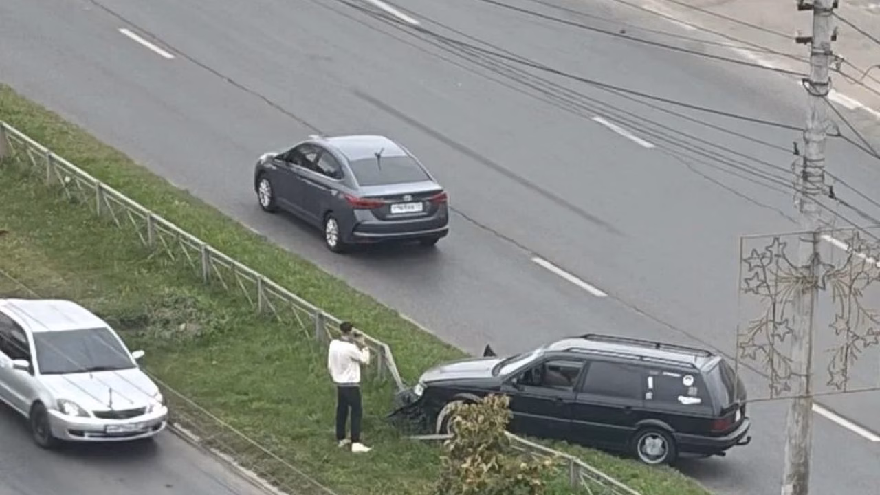 На Ложевой автомобиль вылетел с дороги в забор