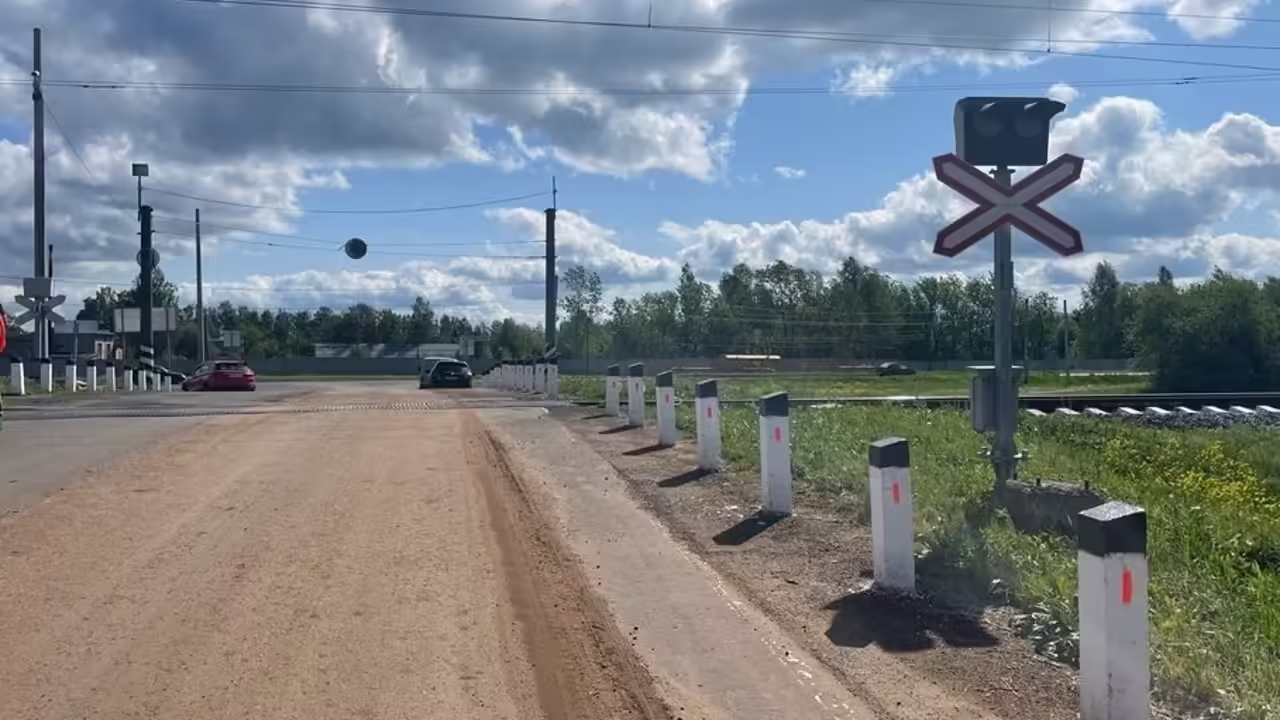 В слободе Луговые 18 сентября перекроют железнодорожный переезд