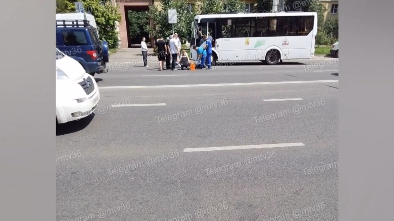 Автобус №1КС сбил пешехода у остановки "Улица Некрасова" в Воронеже