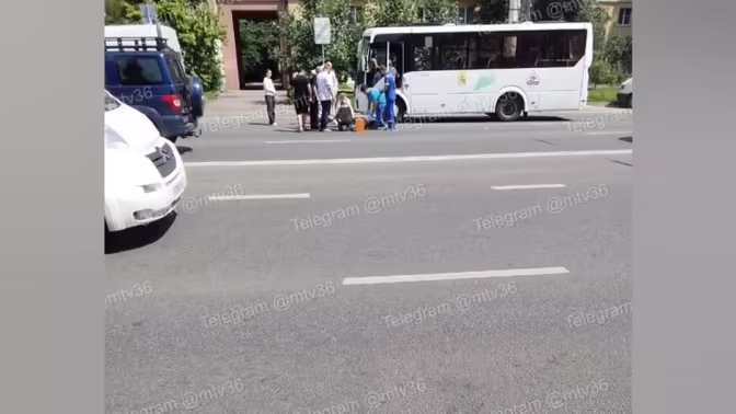 Автобус №1КС сбил пешехода у остановки "Улица Некрасова" в Воронеже