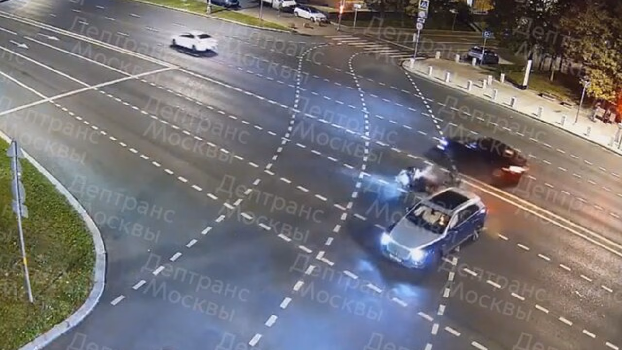РИА Новости: водитель Bentley не имела прав в момент ДТП с мотоциклистом в центре Москвы