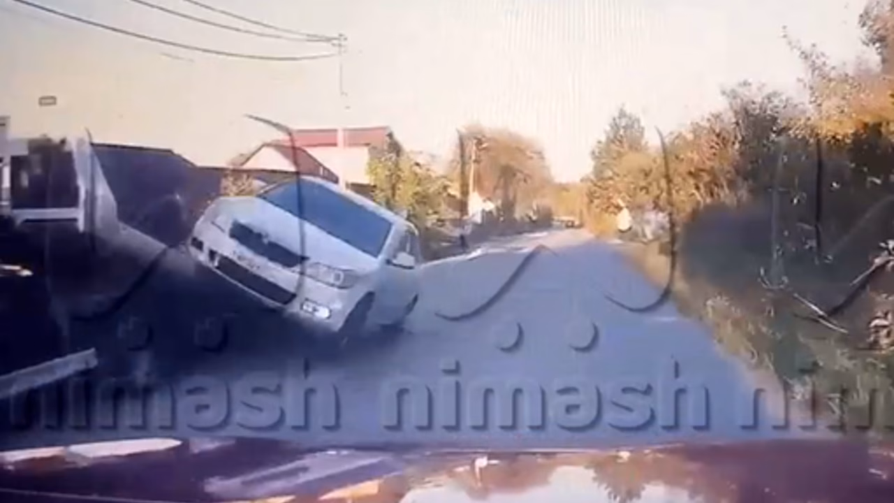 Под Нижним Новгородом Skoda упала с эвакуатора на проезжающее авто и попала на видео