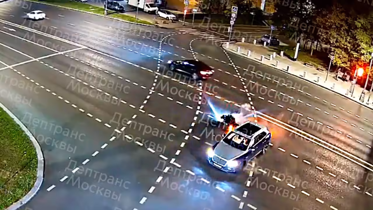 В Москве бизнесмен на мотоцикле врезался в Bentley и погиб