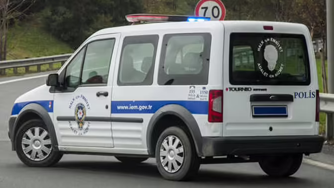 В Анталье автомобиль с людьми упал в пропасть