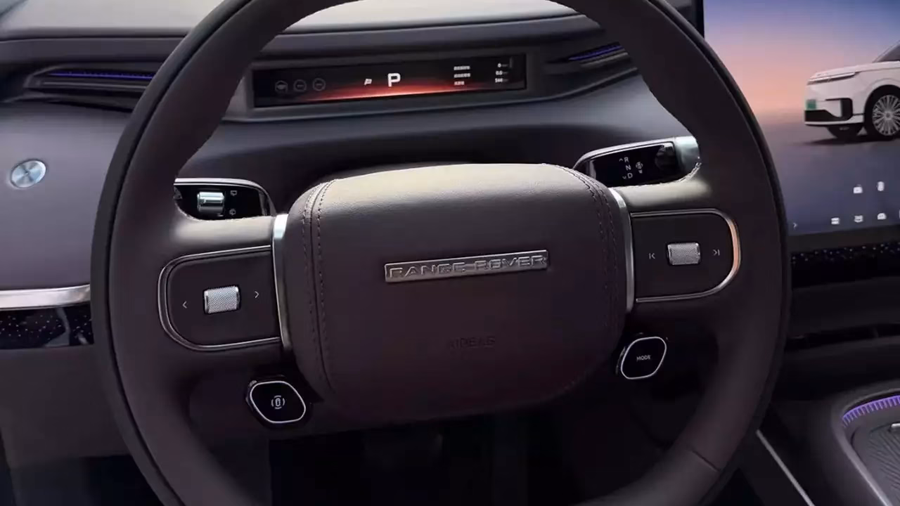 В Китае заметили кроссовер Xpeng GX с шильдиками Range Rover