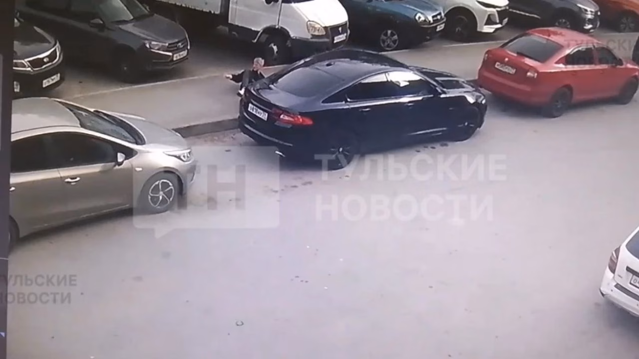 Подросток на велосипеде повредил автомобиль возле Максима Горького