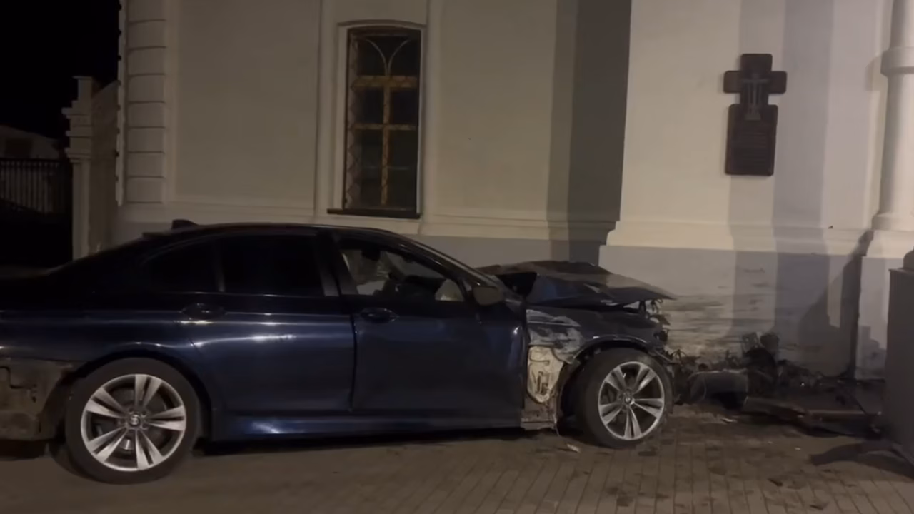 22-летний водитель на BMW врезался в церковь в Сормово