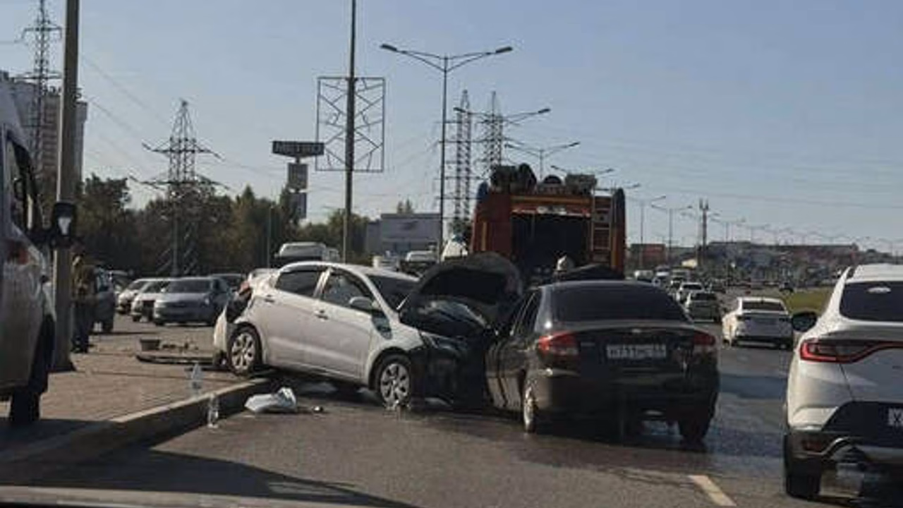 В Самаре произошло массовое ДТП с восемью машинами, пострадали шестеро