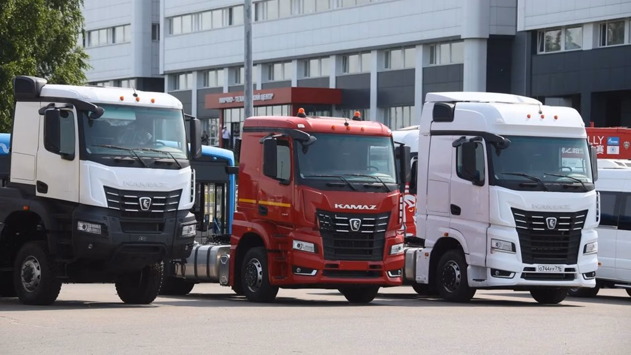 "КАМАЗ" показал новейшие электробус и туристический автобус