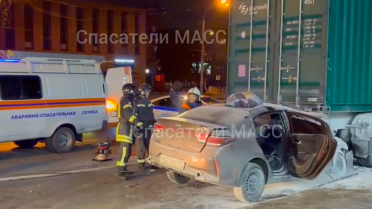 Новосибирские спасатели вытащили двух человек из смятой иномарки