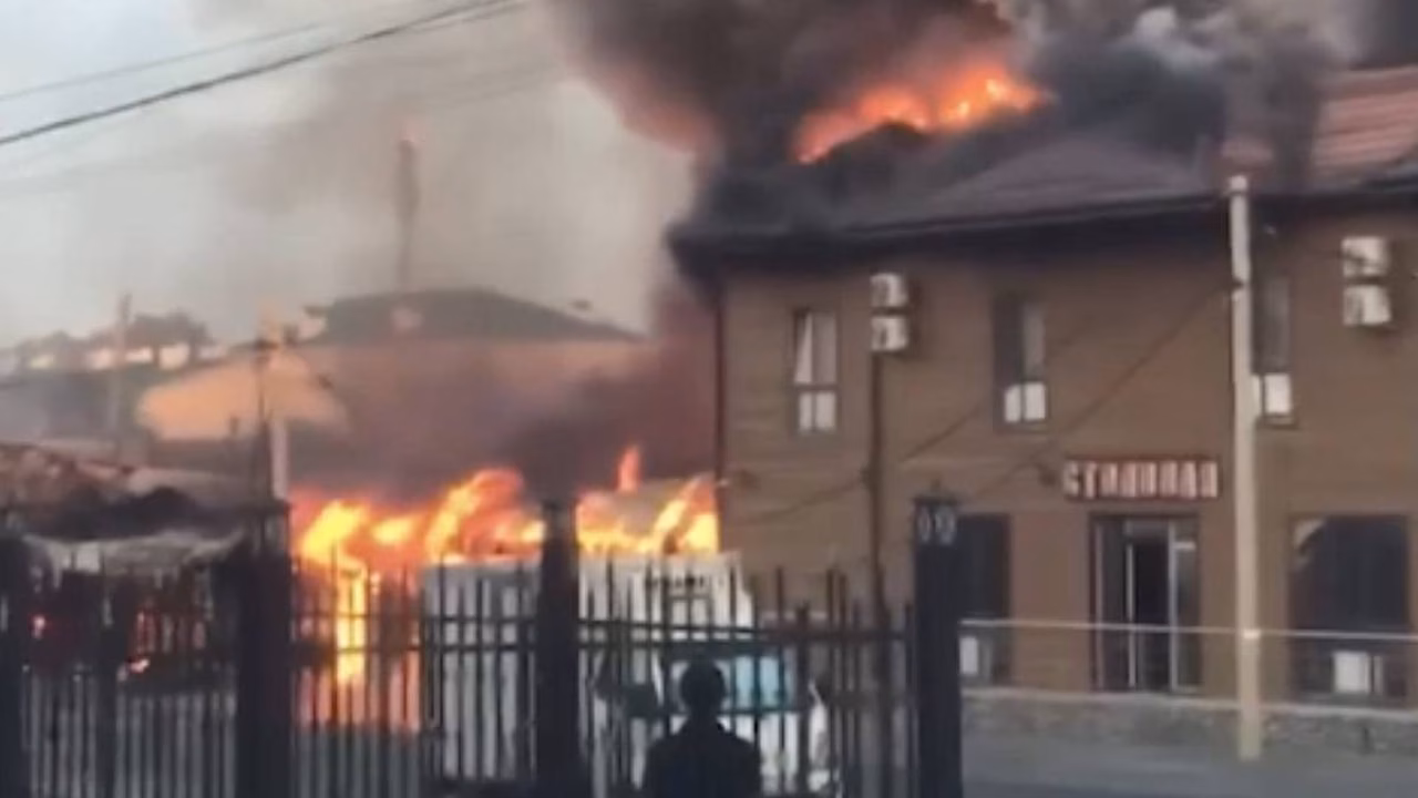 Мощный пожар после столкновения автомобиля с жилым домом в регионе России попал на видео