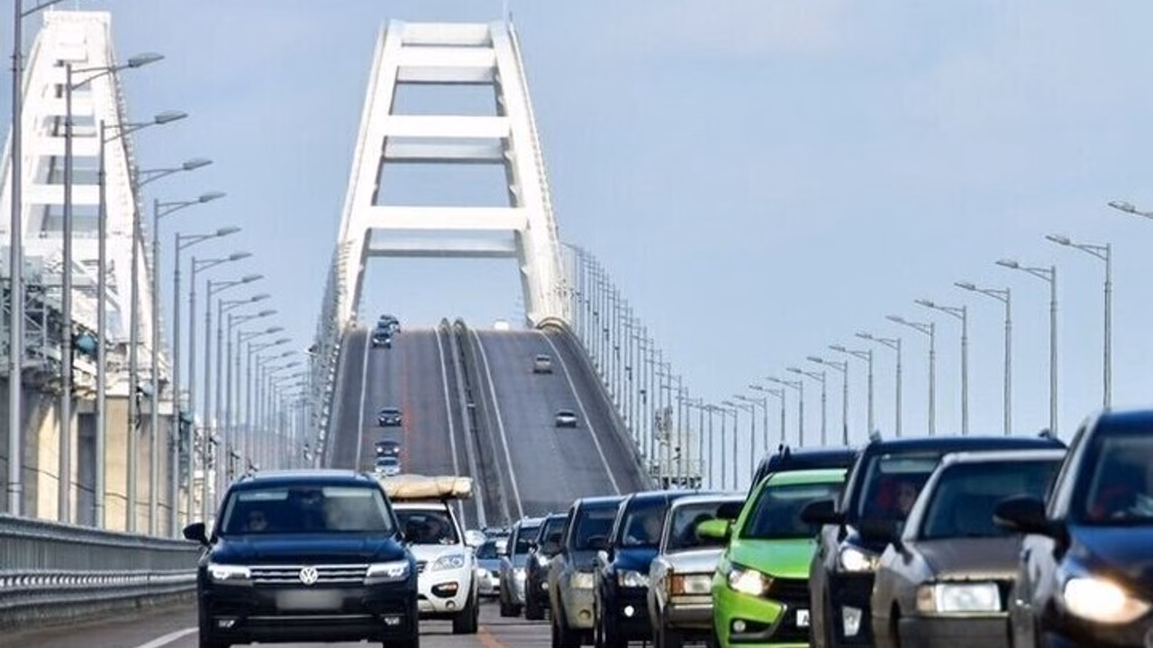 Крымский мост закрыли для автотранспорта